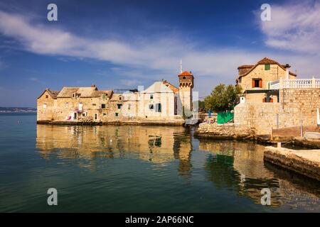 Kastel Gomilica uno dei sette insediamento della città di Kastela in Croazia è stata una delle posizioni in serie gioco di troni. Historic Kastel Gomilica archit Foto Stock