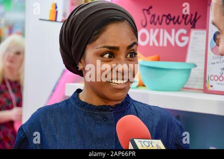 Nadiya Hussain. Wilton Bradley Stand, Toy Fair, Olympia, Kensington, Londra. Regno Unito Foto Stock