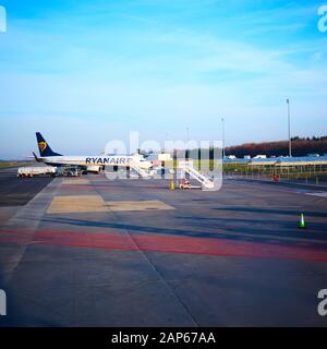 Modlin, Polonia - 17 novembre 2019: Preparazione per l'imbarco su Ryanair in aeroporto di Varsavia Modlin in Polonia. Ryanair opera su oltre 300 aerei e. Foto Stock