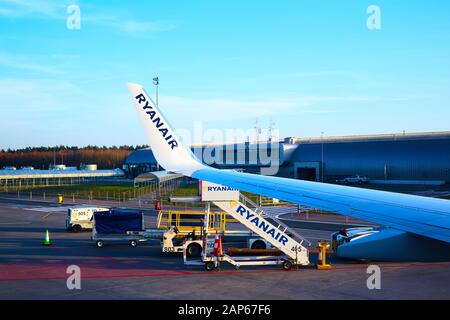 Modlin, Polonia - 17 novembre 2019: Preparazione per l'imbarco su Ryanair in aeroporto di Varsavia Modlin in Polonia. Ryanair opera su oltre 300 aerei e. Foto Stock