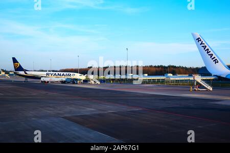 Modlin, Polonia - 17 novembre 2019: Preparazione per l'imbarco su Ryanair in aeroporto di Varsavia Modlin in Polonia. Ryanair opera su oltre 300 aerei e. Foto Stock