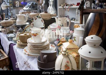 Londra - 20 dicembre 2020 una varietà di piatti, vecchi telefoni, vasi, tazze, lampade, sono venduti nel mercato delle pulci Foto Stock