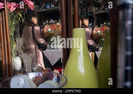 Londra - 20 dicembre 2020 una varietà di piatti, vecchi telefoni, vasi, tazze, lampade, sono venduti nel mercato delle pulci Foto Stock