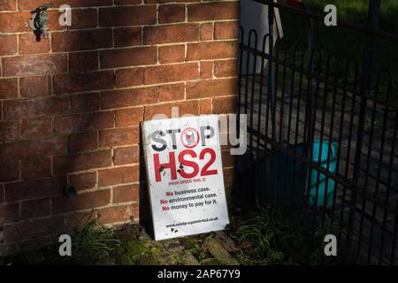 Harefield, UK. Il 21 gennaio, 2020. Un arresto HS2 firmare al di fuori di un sedicesimo secolo a causa delle proprietà di demolito per la HS2 linea ferroviaria ad alta velocità. Credito: Mark Kerrison/Alamy Live News Foto Stock