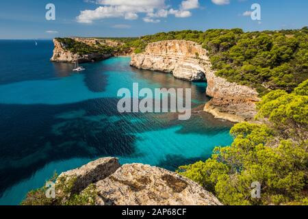 Costa orientale di Mallorca, spiaggia di Calo del Moro sul lato opposto Foto Stock