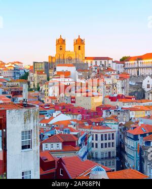 Vista al tramonto della città vecchia di Porto con la cattedrale di Porto in cima. Portogallo Foto Stock