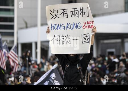 Hong Kong, Cina. Xii gen, 2020. Pro-democrazia demonstrator tenendo un cartello dicendo, Hong Kong non è la Cina durante il montaggio.La Hong Kong Gruppo civile Team ha organizzato un gruppo di Domenica a fare la consapevolezza e promuovere il loro prossimo marzo domenica gennaio 19th, 2020 per Universal assedio comunisti. Credito: maggio James SOPA/images/ZUMA filo/Alamy Live News Foto Stock