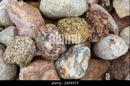 Pietre di granito, rocce ci hanno posto lo sfondo. Pietre di granito grandi massi di varie forme. Pietra per lo sfondo. Foto Stock