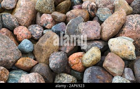 Pietre di granito, rocce ci hanno posto lo sfondo. Pietre di granito grandi massi di varie forme. Pietra per lo sfondo. Foto Stock