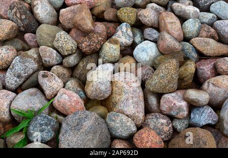 Pietre di granito, rocce ci hanno posto lo sfondo. Pietre di granito grandi massi di varie forme. Pietra per lo sfondo. Foto Stock