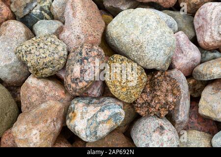 Pietre di granito, rocce ci hanno posto lo sfondo. Pietre di granito grandi massi di varie forme. Pietra per lo sfondo. Foto Stock