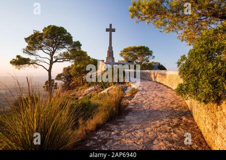 Sentiero per la croce vicino al Santuario di Sant Salvador, Felanitx, Mallorca Foto Stock