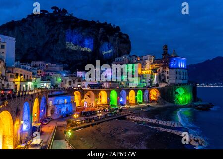Napoli, Italia, dicembre 2019: Luci di natale colorate ad Atrani, Atrani è una cittadina sulla Costiera Amalfitana, Napoli, Italia Foto Stock