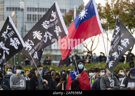 Hong Kong, Cina. Xii gen, 2020. Un pro-democratici manifestanti tenendo un libero di Hong Kong bandiera (nero) indossando un Tai Wan bandiera durante il montaggio.La Hong Kong Gruppo civile Team ha organizzato un gruppo di Domenica a fare la consapevolezza e promuovere il loro prossimo marzo domenica gennaio 19th, 2020 per Universal assedio comunisti. Credito: maggio James SOPA/images/ZUMA filo/Alamy Live News Foto Stock