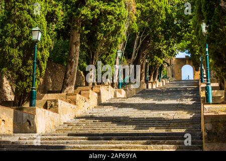 Scalinata al castello di Sant Salvador nella città di Arta, Maiorca Foto Stock