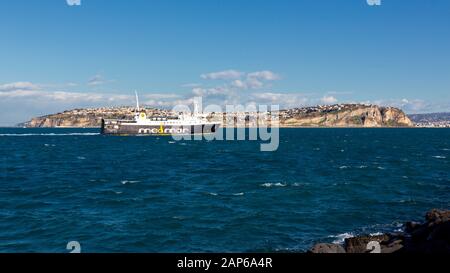 Procida, ITALIA - 5 GENNAIO 2020 - Isola di Procida, ferryboat e veduta del Monte di Procida in una giornata di sole in inverno Foto Stock