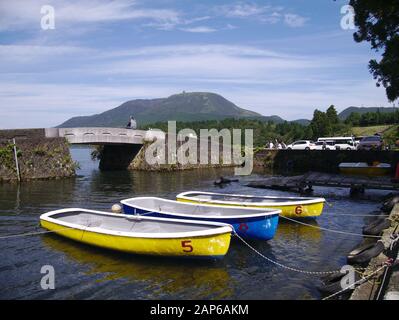 Tre barche a noleggio ormeggiate a Hakone habour di fronte al Monte Komagatake Foto Stock