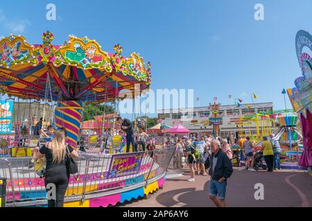 Dymchurch Inghilterra - 19 agosto 2019; le persone e le famiglie del parco divertimenti si sono attarcate al fum.1 promesso Foto Stock