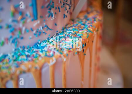 Primo piano foto di torte russe di pasqua fatte in casa decorate con glassa bianca e palline di zucchero di colore piccolo. Torta blu con colorfull piccola palla dolce Foto Stock