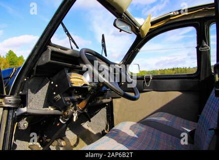 Viersen, Germania - 12 Ottobre. 2019: Vista all'interno della classica vettura francese setta 2CV sul sedile anteriore, sul cruscotto e sul volante con tetto a scomparsa aperto e wi Foto Stock