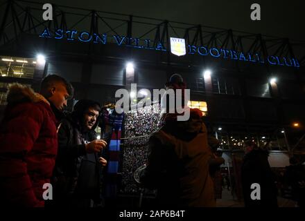 Ventole badge di acquisto al di fuori del terreno prima del match di Premier League a Villa Park, Birmingham. Foto Stock