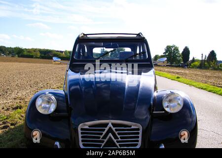 Viersen, Germania - 12 Ottobre. 2019: Vista sulla parte anteriore della classica vettura setta francese nera 2CV con fari in argento e griglia del radiatore nell'area rurale Foto Stock