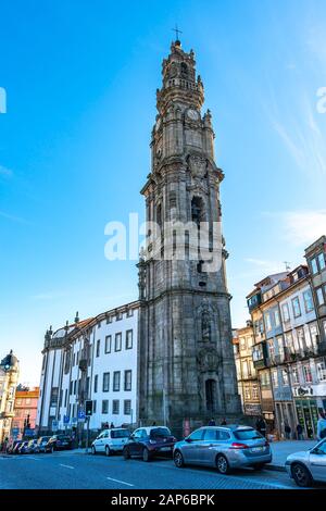 Porto Igreja dos Clerigos Chiesa Mozzafiato Pittoresco Vista su un cielo blu giorno in inverno Foto Stock