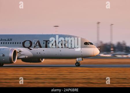 Praga, Repubblica Ceca - 21 Gennaio 2020: Qatar Airways Boeing 787 Dreamliner decollo da Vaclav Havel Aeroporto di Praga nella Repubblica ceca sul Januar Foto Stock