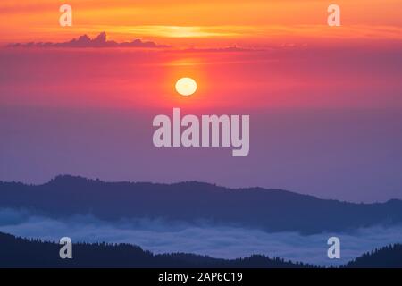 Bellissimo paesaggio con mare di nuvole durante il tramonto. Il paesaggio è stato girato nel giugno 2019 a Kackar Mountains, altopiani del nord-est della Turchia. Foto Stock