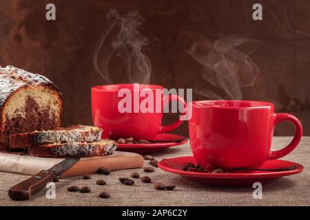 Due tazze di caffè appena fatto sul tavolo Foto Stock