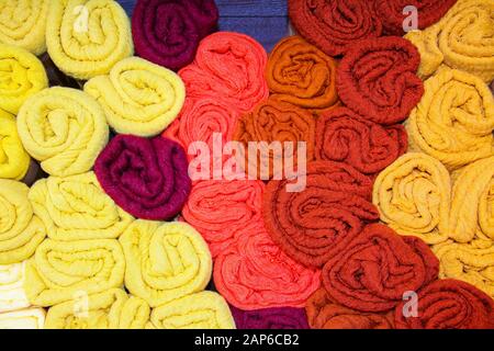 Vista sulla pila di panni laminati in diversi colori sul mercato francese - Provenza, Francia Foto Stock