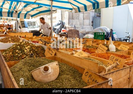 Siracusa, Italia - 24 agosto 2019: Spezie vendute su uno stand di strada a Siracusa, Sicilia Foto Stock