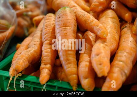 Dolci freschi Carote organico radici per la vendita di domenica mercato degli agricoltori su Tenerife, Isole canarie, Spagna, close up Foto Stock