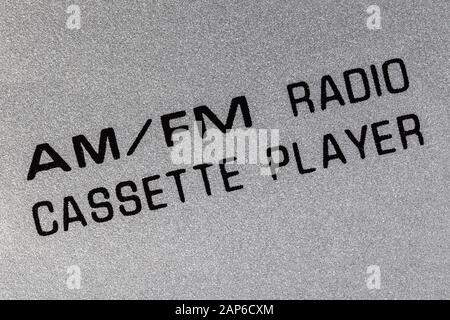 Macro close up fotografia di AM FM AUTORADIO E LETTORE CASSETTE dettagli su boombox vintage. Foto Stock