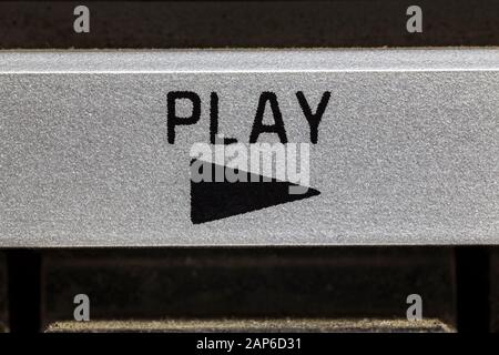 Macro close up fotografia del pulsante di riproduzione su vintage boombox stereo. Foto Stock