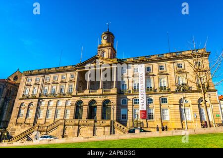 Porto Palacio Da Bolsa Palace Edificio Pittoresco Vista Su Un Sunny Blue Sky Giorno D'Inverno Foto Stock