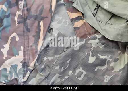 Camouflage sfondo texture come sfondo per i progetti militari di progettazione di servizi. Retro della giacca camouflage conscripts con molte pieghe su crumpled Foto Stock