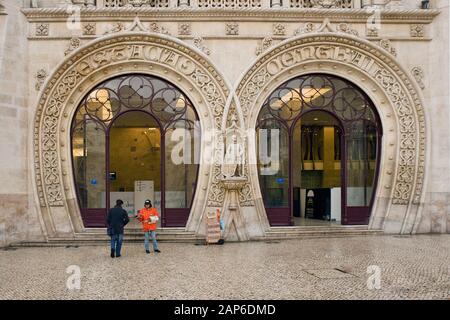 Ingresso Alla Stazione Ferroviaria Di Rossio. Una Stazione Ferroviaria Del 19th Secolo Costruita In Stile Neo-Manueline A Lisbona, Portogallo Foto Stock