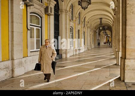 arcate e arcate di praca do comercio. Bel corridoio e lanterne vintage appesi a Lisbona, Portogallo Foto Stock