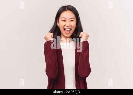 Ragazza vincente della lotteria stringono i pugni vittoria di successo Foto Stock