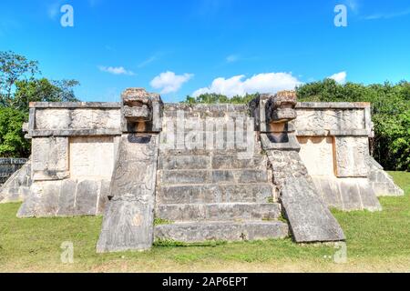 Intricato antica arte maya incisioni sulla piattaforma di aquile e giaguari illustrano quegli animali gruesomely afferrando i cuori umani nel loro artigli. T Foto Stock