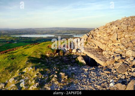 Carrowkeel Neolitico passaggio tomba necropoli. Bricklieve Hills, Co. Sligo, Irlanda. Cairn G mostra la scatola luminosa e l'ingresso con Lough Arrow per N.E. Foto Stock