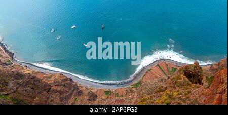Veduta aerea, Top Down Drone Shot di bellissimo paesaggio con barca, madeira Foto Stock