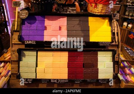 Roussillon (Provenza), Francia - 2 Ottobre. 2019: Vista sullo scaffale con barrette multicolore di sapone profumato all'interno del negozio Foto Stock