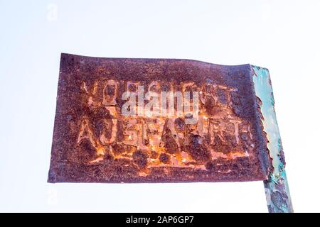 vecchio segno arrugginito con l'iscrizione tedesca Foto Stock