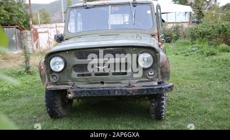 Soviet UAZ SUV su una strada della città .vetro faro di un vecchio retro russo camion SUV All-Terrain khaki colore . Prima dell'UAZ Foto Stock