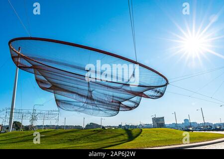 Porto Cambia Anemona Art Monument Vista Pittoresca Con I Raggi Del Sole In Una Giornata Di Cielo Azzurro Foto Stock