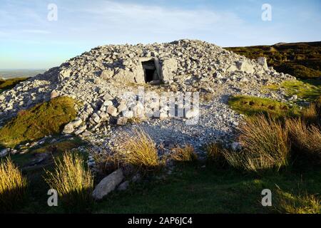 Carrowkeel importante necropoli preistorica Neolitico passaggio tomba. Bricklieve Hills, Co. Sligo, Irlanda. Cairn H che mostra l'ingresso del portale Foto Stock