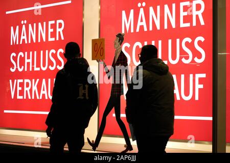 Dortmund, Germania, gennaio 21, 2020: i passanti nella parte anteriore del negozio finestra di uomini della casa di moda ANSON a Dortmund, si annuncia un uomo vendita per abbigliamento uomo. --- Di Dortmund, Germania, 21.Gen2020: Passanten vor dem Schaufenster des Herren-Modehauses ANSON a Dortmund, es wirbt Mit einem Männer-Schlußverkauf für Herrenbekleidung. Foto Stock
