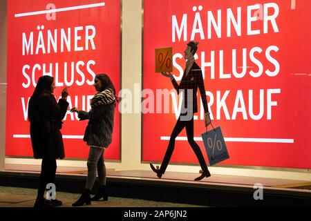 Dortmund, Germania, gennaio 21, 2020: i passanti nella parte anteriore del negozio finestra di uomini della casa di moda ANSON a Dortmund, si annuncia un uomo vendita per abbigliamento uomo. --- Di Dortmund, Germania, 21.Gen2020: Passanten vor dem Schaufenster des Herren-Modehauses ANSON a Dortmund, es wirbt Mit einem Männer-Schlußverkauf für Herrenbekleidung. Foto Stock